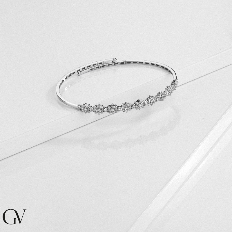 Diamond flower bracelet in white gold