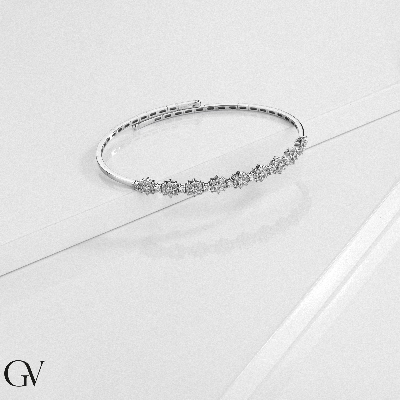 Diamond flower bracelet in white gold
