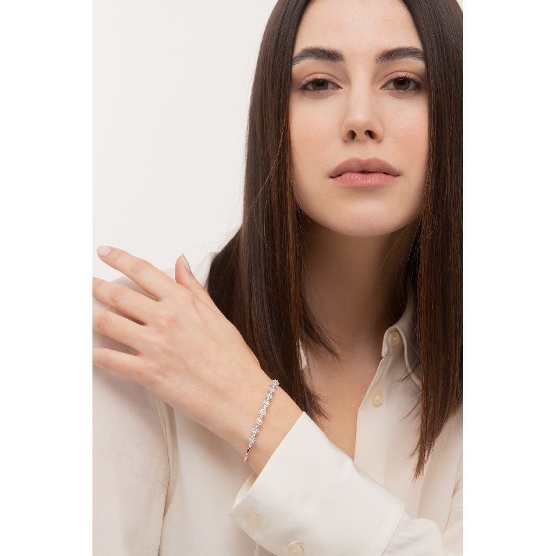Diamond flower bracelet in white gold