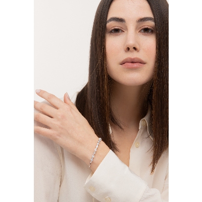 Diamond flower bracelet in white gold