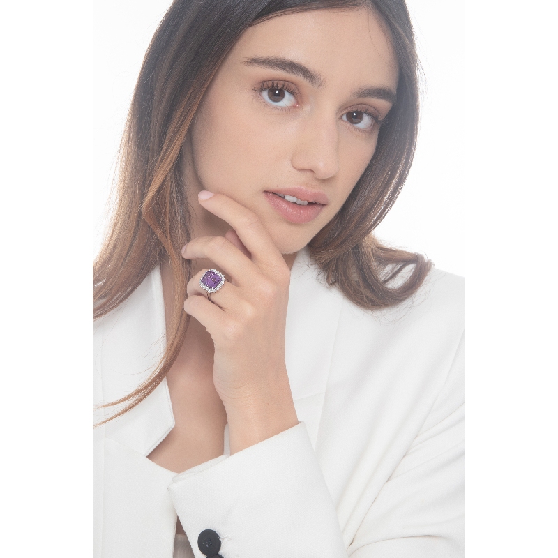 Anello contorno com ametista rettangolare e diamanti in oro 18k