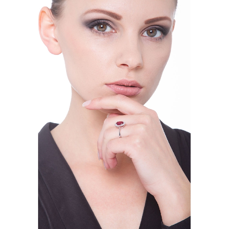 Anello contorno con rubino centrale e diamanti in oro bianco 18k 