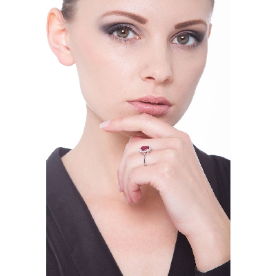 Anello contorno con rubino centrale e diamanti in oro bianco 18k 