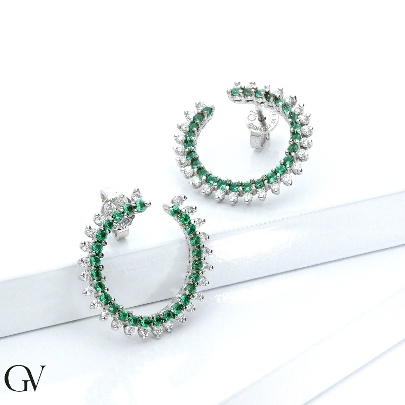 Open hoop earrings in white gold 18k with emeralds and diamonds 