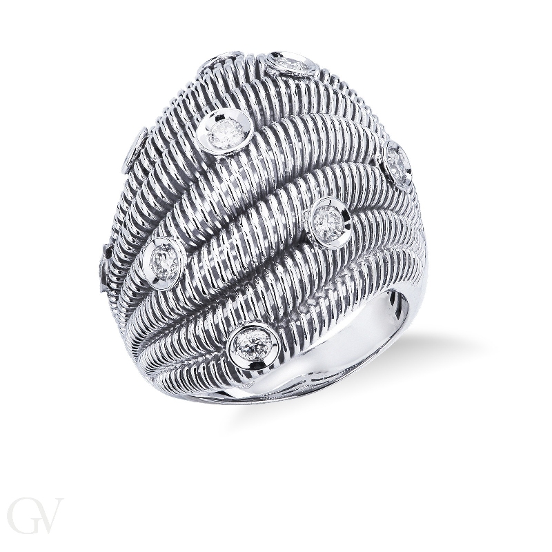 Wavy ring in white gold 18k with diamonds 