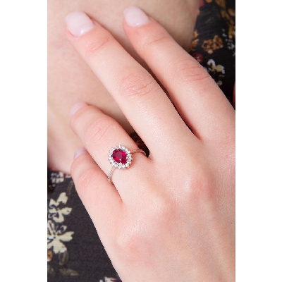 Anello con contorno in diamanti e rubino taglio ovale in oro bianco 18k 
