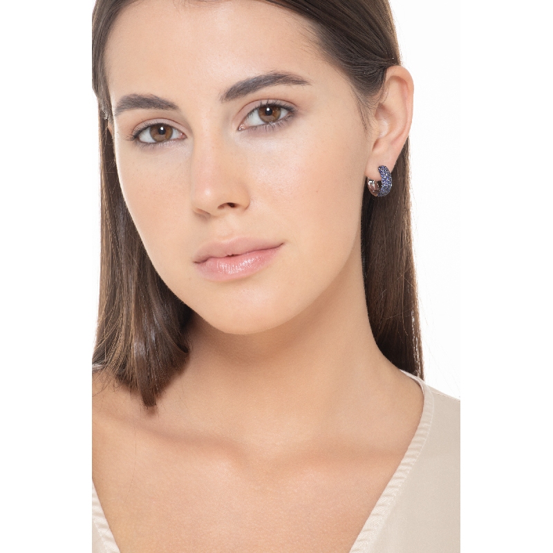 18k white gold hoop earrings with blue sapphires and burnished tips