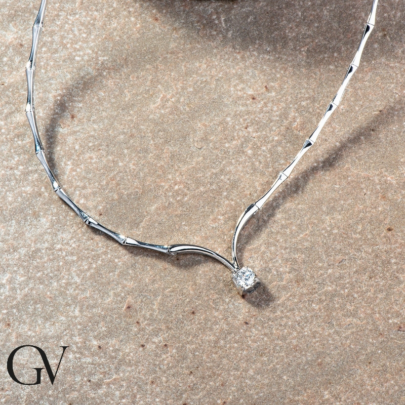 Semirigid necklace with solitaire diamond