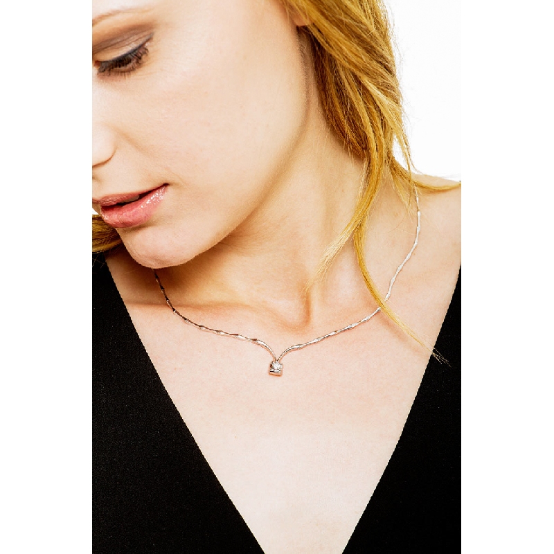 Semirigid necklace with solitaire diamond