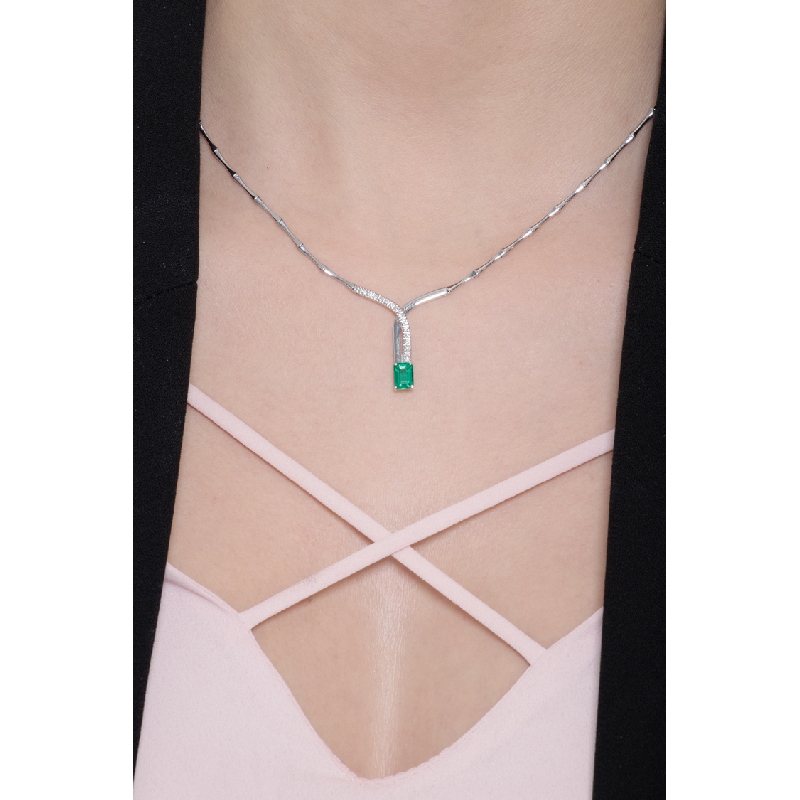 Semirigid necklace with emerald and diamonds 
