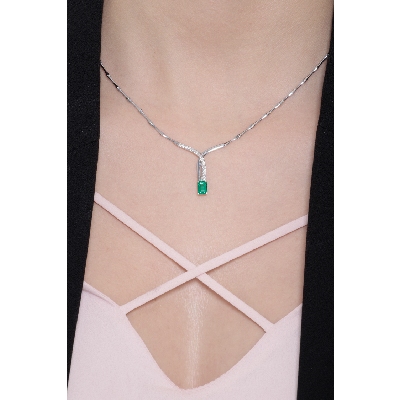 Semirigid necklace with emerald and diamonds 