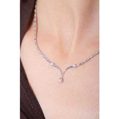 Semirigid V-shaped necklace with diamonds 