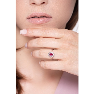 Anello modello a contorno in oro bianco 18k con Diamanti e Rubino centrale