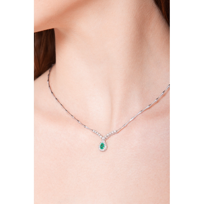 Necklace semirigid with emerald and diamonds