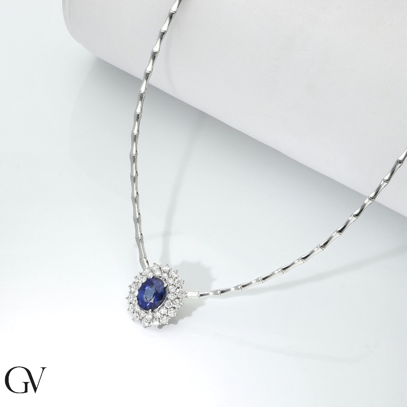 Necklace in white gold 18k with blue sapphire and double halo in diamonds