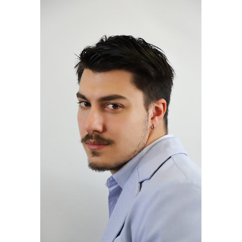 Mono orecchino uomo a cerchio in oro bianco 18k con diamanti neri taglio brillante e punte brunite. Diametro cm 1.2