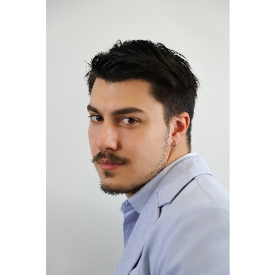 Mono orecchino uomo a cerchio in oro bianco 18k con diamanti neri taglio brillante e punte brunite. Diametro cm 1.2