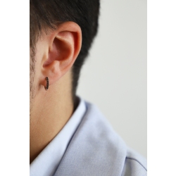 Mono orecchino uomo a cerchio in oro bianco 18k con diamanti neri taglio brillante e punte brunite. Diametro cm 1.2 2