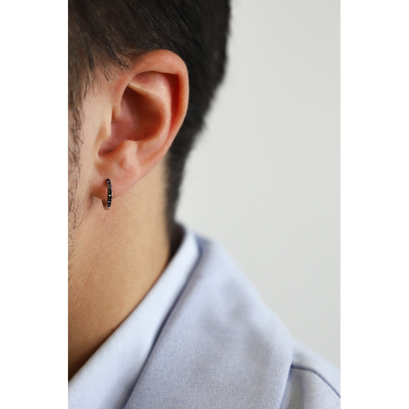 Mono orecchino uomo a cerchio in oro bianco 18k con diamanti neri taglio brillante e punte brunite. Diametro cm 1.2