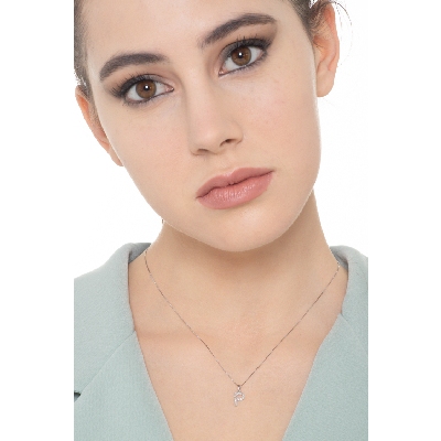 Collana lettera P in oro bianco 18k con diamanti, 0,80 cm