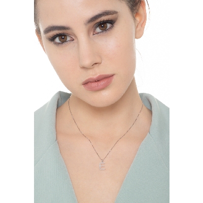 Collana lettera E in oro bianco 18k con diamanti, 1 cm