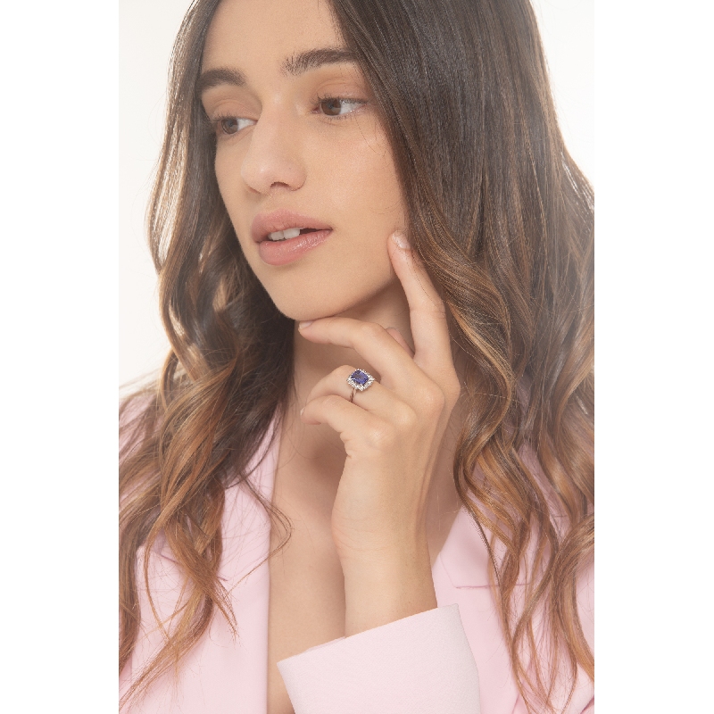 Anello in oro bianco 18k con tanzanite rettangolare e diamanti a contorno