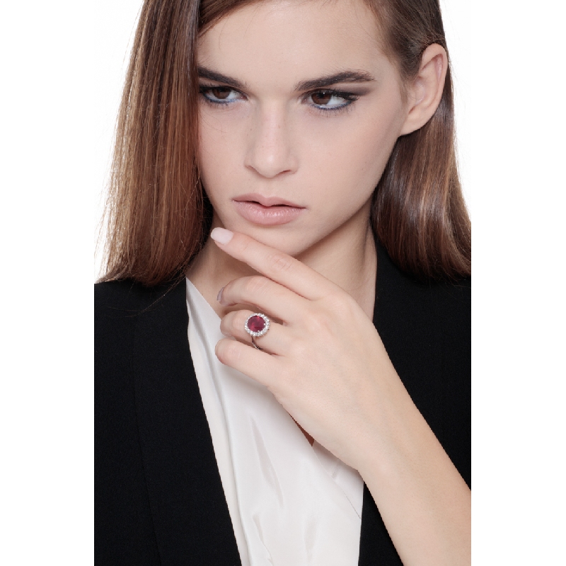 Anello a contorno in oro bianco 18k con Rubino e Diamanti