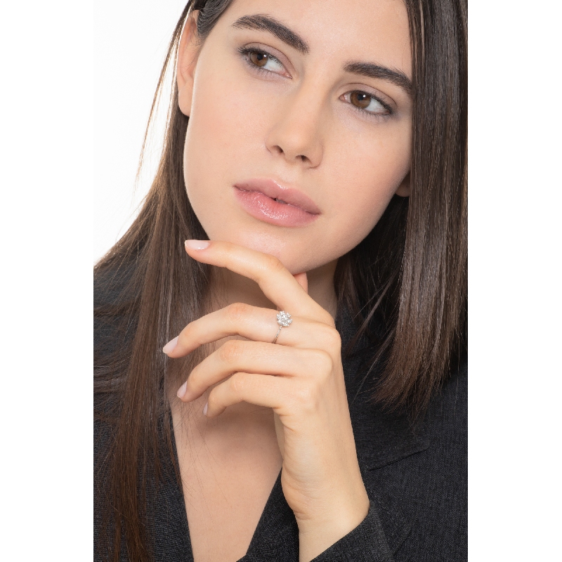 White gold 18k ring with diamonds' flower