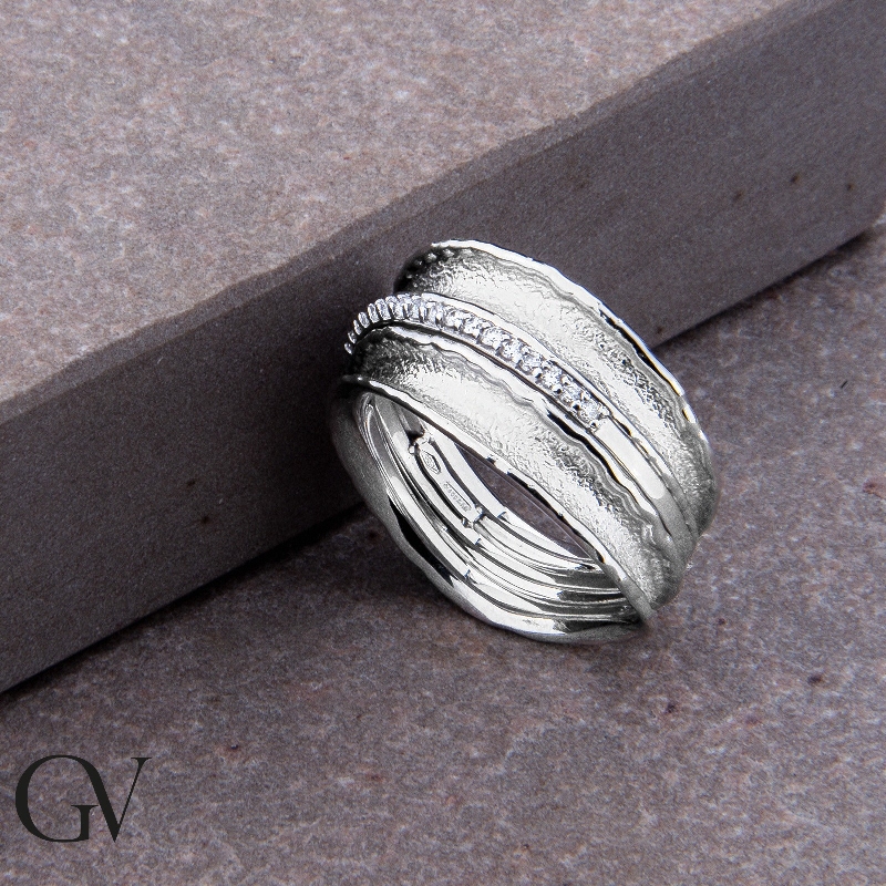 Woman white gold 18k band ring with diamonds 