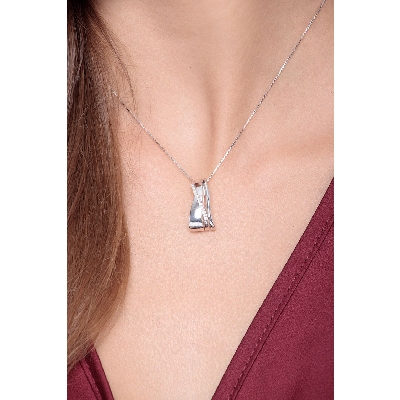 18k white gold bands pendant with diamonds