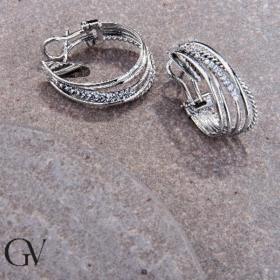 Braided wire hoops earrings in 18k white gold and diamonds