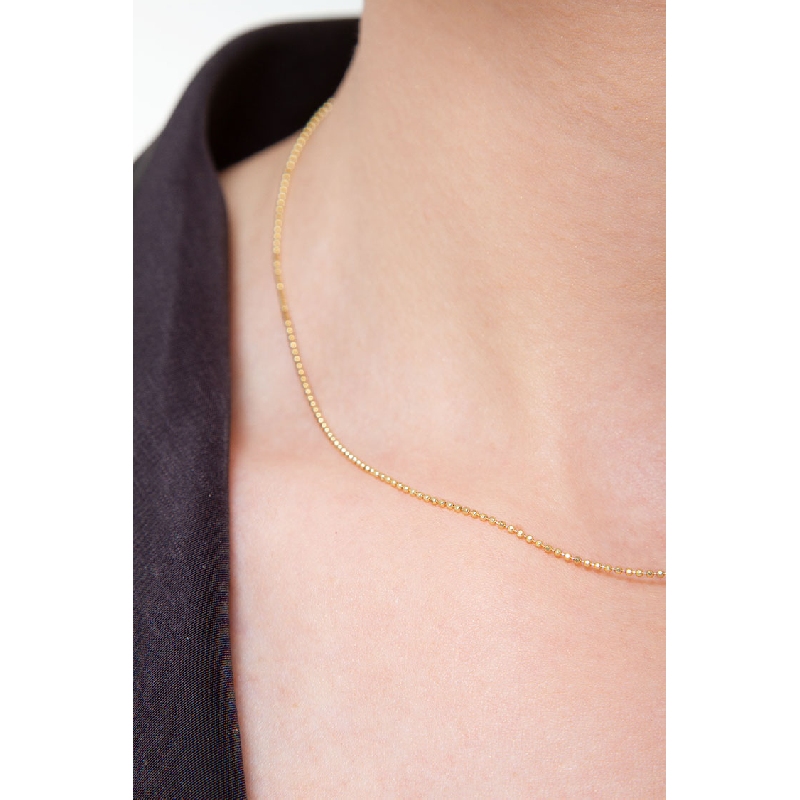 Collana con piccole palline in oro giallo 18k.