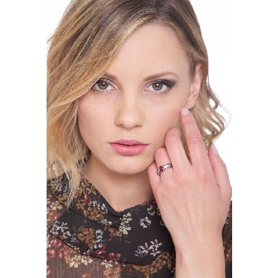 18k white gold ring with a central ruby and diamonds 