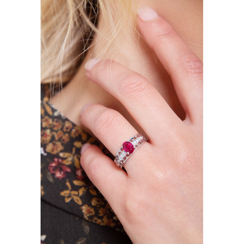 18k white gold ring with a central ruby and diamonds 