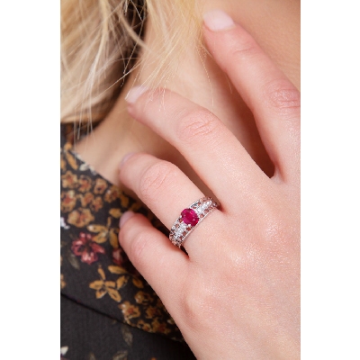 18k white gold ring with a central ruby and diamonds 