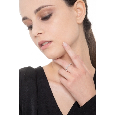 Corrugated ring with diamonds in white gold 18k