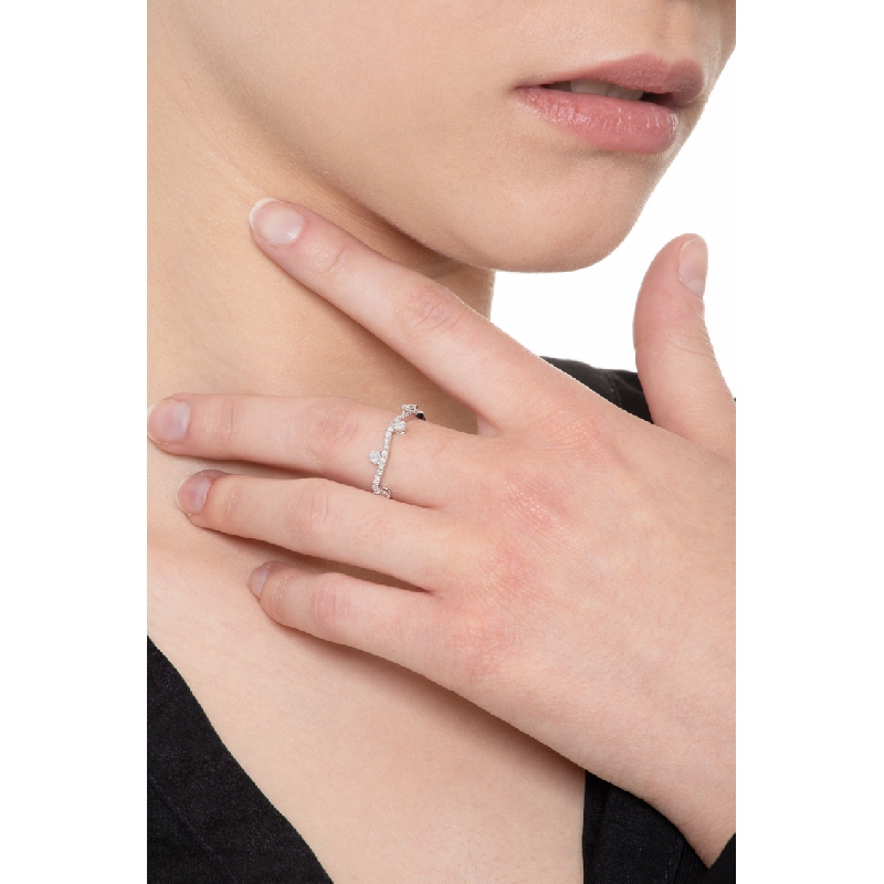 Corrugated ring with diamonds in white gold 18k