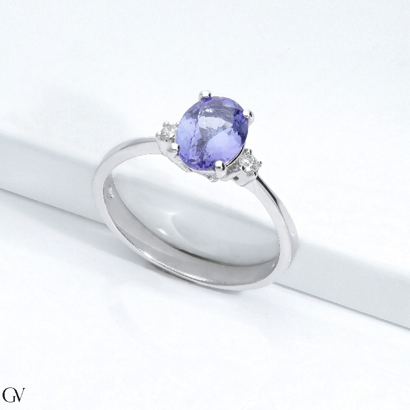 Anello in oro bianco 18k con 2 diamanti e tanzanite al centro