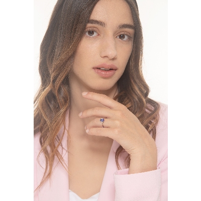 Anello in oro bianco 18k con 2 diamanti e tanzanite al centro