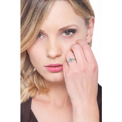 Flower ring in white gold 18k with diamonds and emeralds 