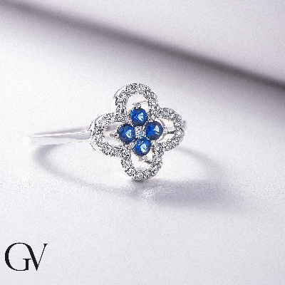 White gold 18k ring with diamonds and central blue sapphires 