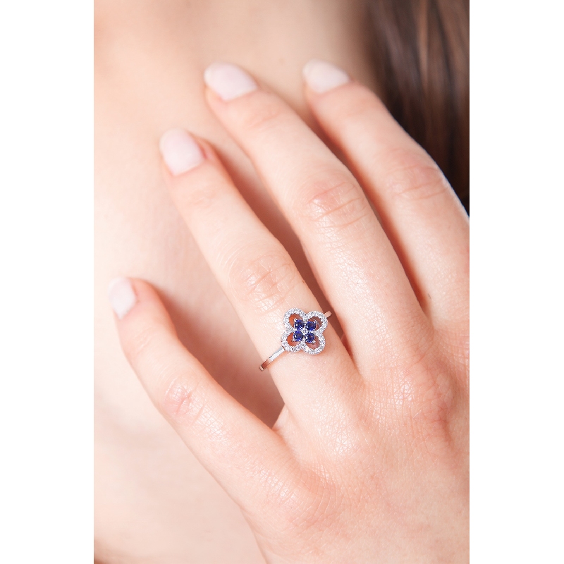White gold 18k ring with diamonds and central blue sapphires 