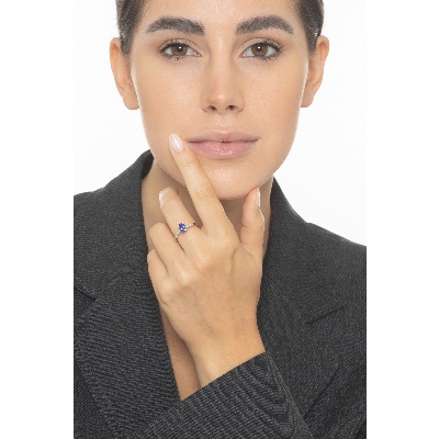 White gold 18k ring with diamonds shoulder set and a central tanzanite