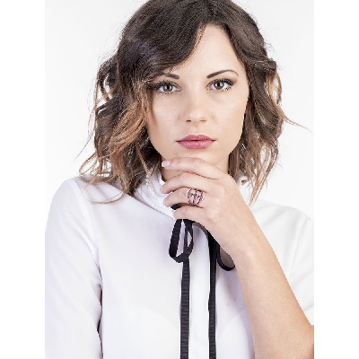 18k white gold band ring with diamonds and rubies on the shank