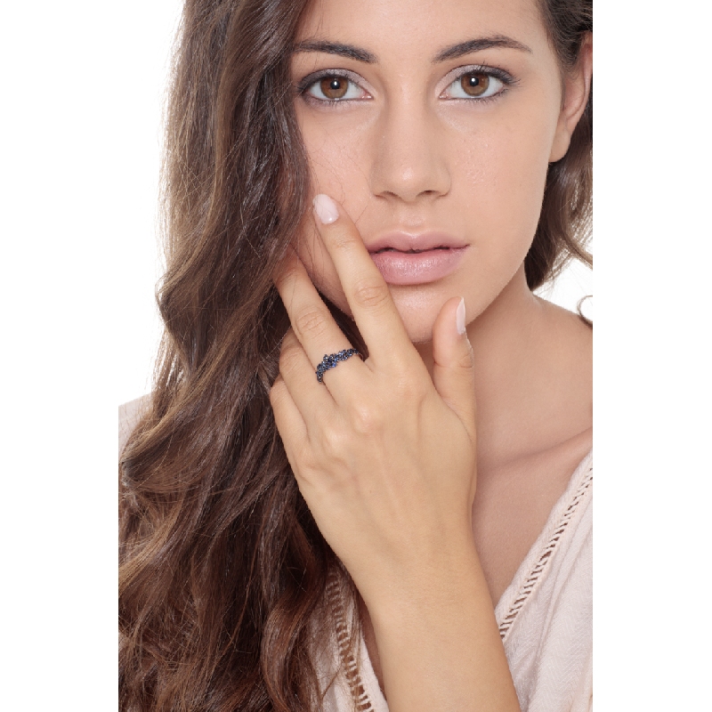 18k white gold ring with blue sapphires 