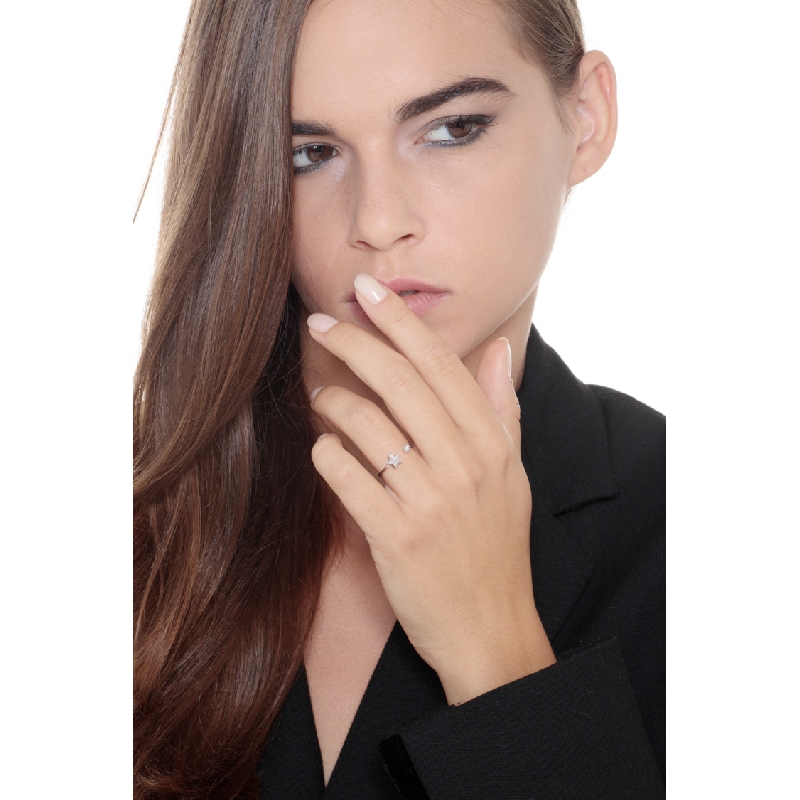 18k white gold open ring with star and diamonds 