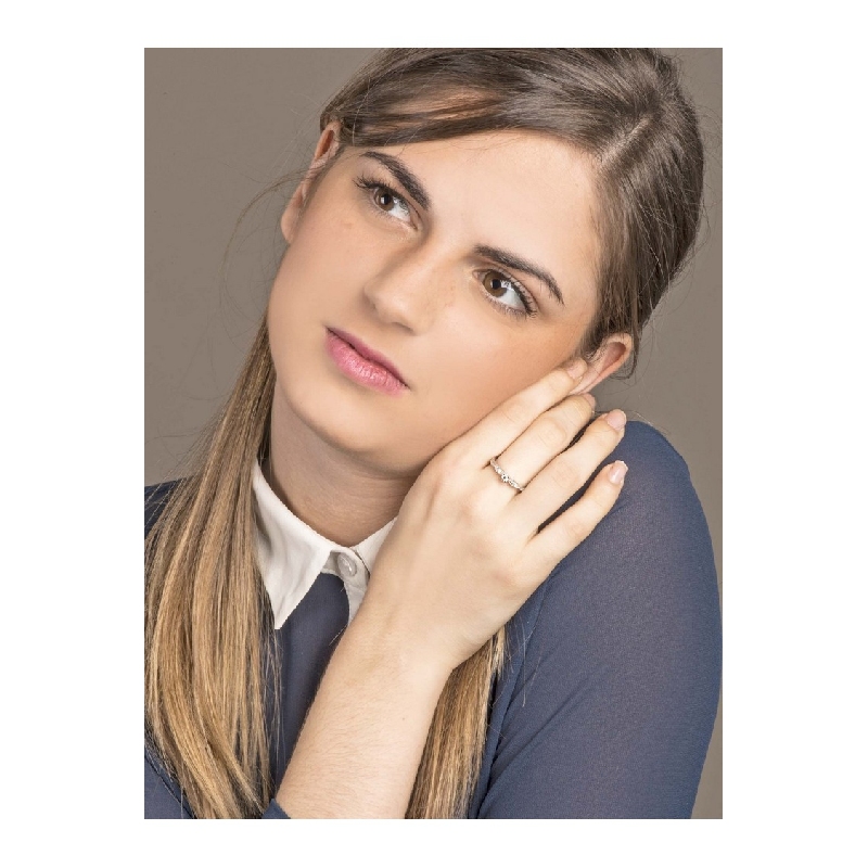 Anello solitario con diamante centrale e sulla fascia in oro bianco 18kt