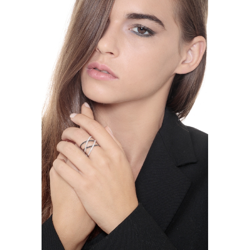 Criss cross with white and black diamonds in white gold 18k