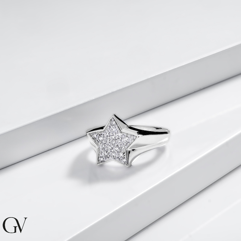 White gold 18k ring with diamonds pavé star shaped 