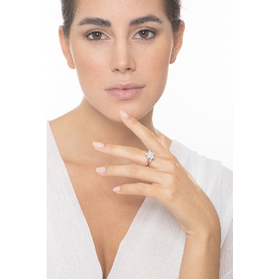 White gold 18k ring with diamonds pavé star shaped 